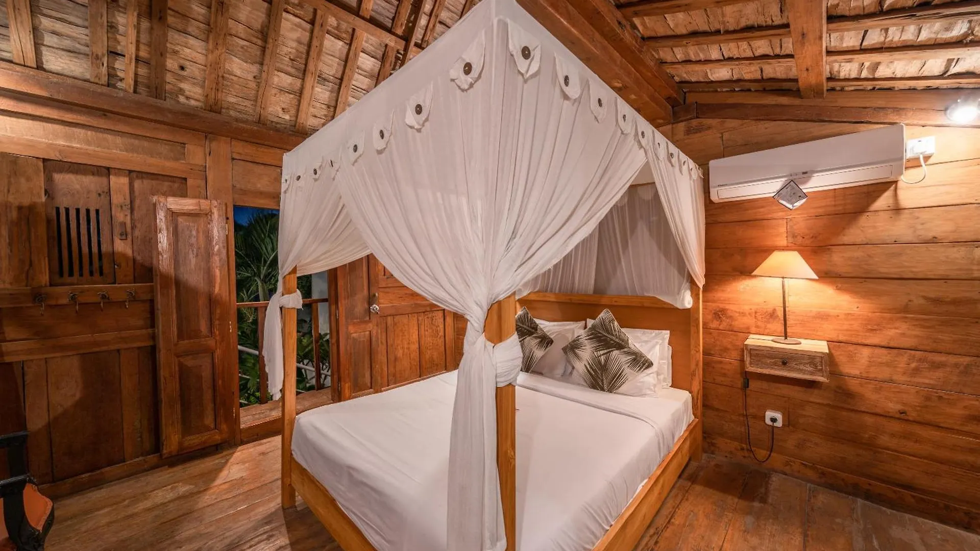 Villa Palm Tree - Huge 4Bd Villa Center Seminyak 0*, סמיניאק